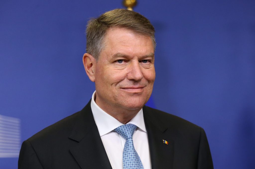 Imaginile cu Klaus Iohannis pe care nu le știa nimeni. Cum se lăsa fotografiat în adolescență