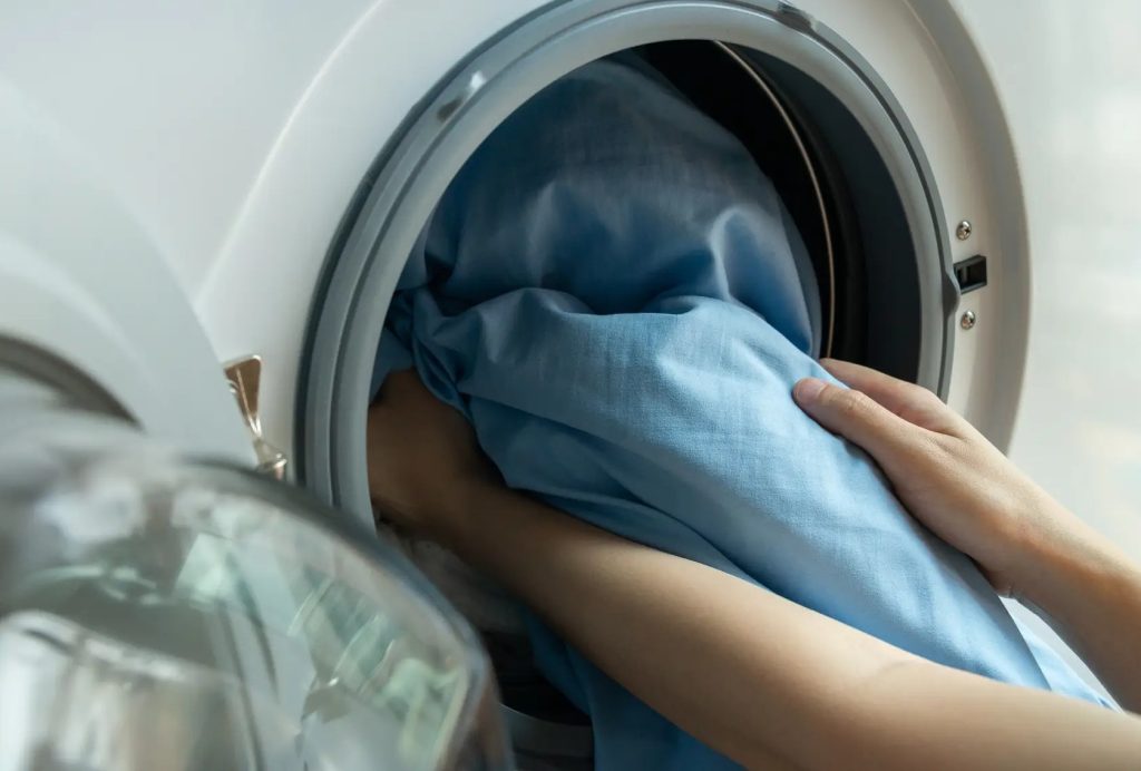 La câte grade se spală lenjeria de pat. Multe gospodine greșesc, de asta nu se curăță bine și capătă un miros urât