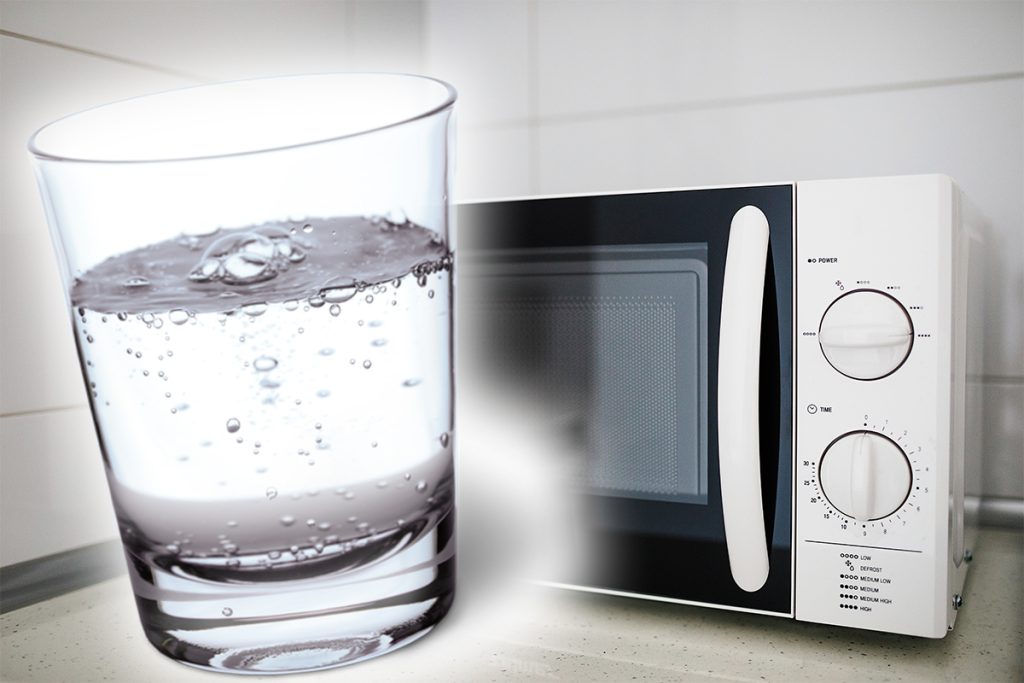 Motivul pentru care nu ar trebui să încălzești niciodată apa la cuptorul cu microunde. Pericolul la care te poți expune