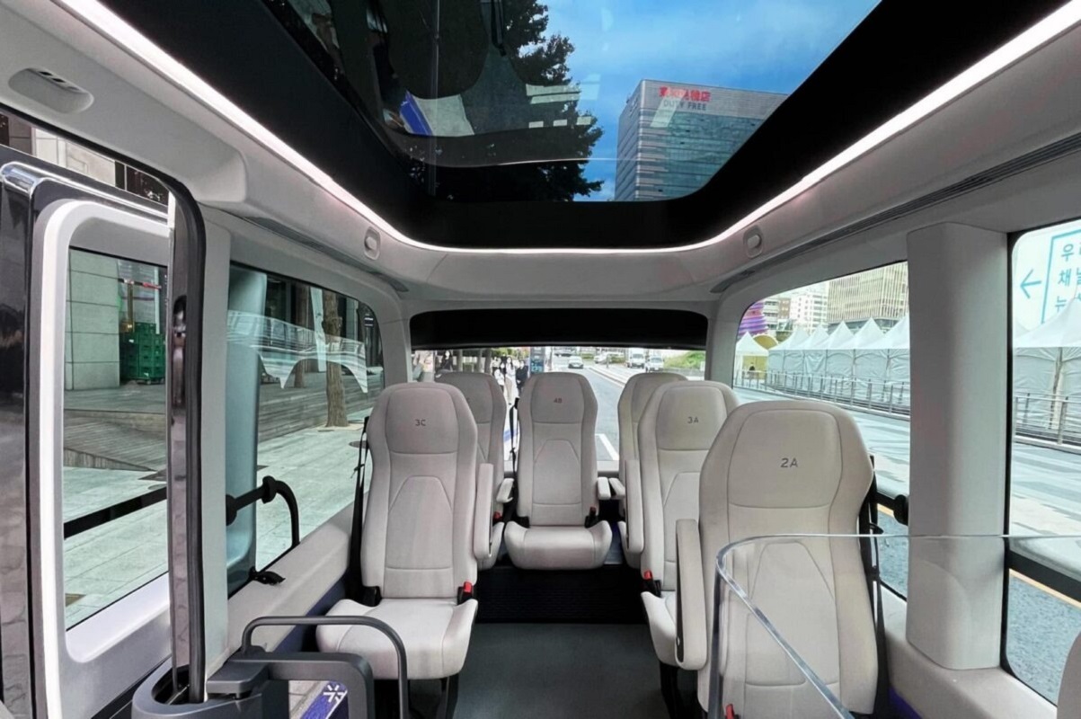 Primul autobuz fără șofer, pe străzi unde îl poți vedea în acțiune, poți călători cu el