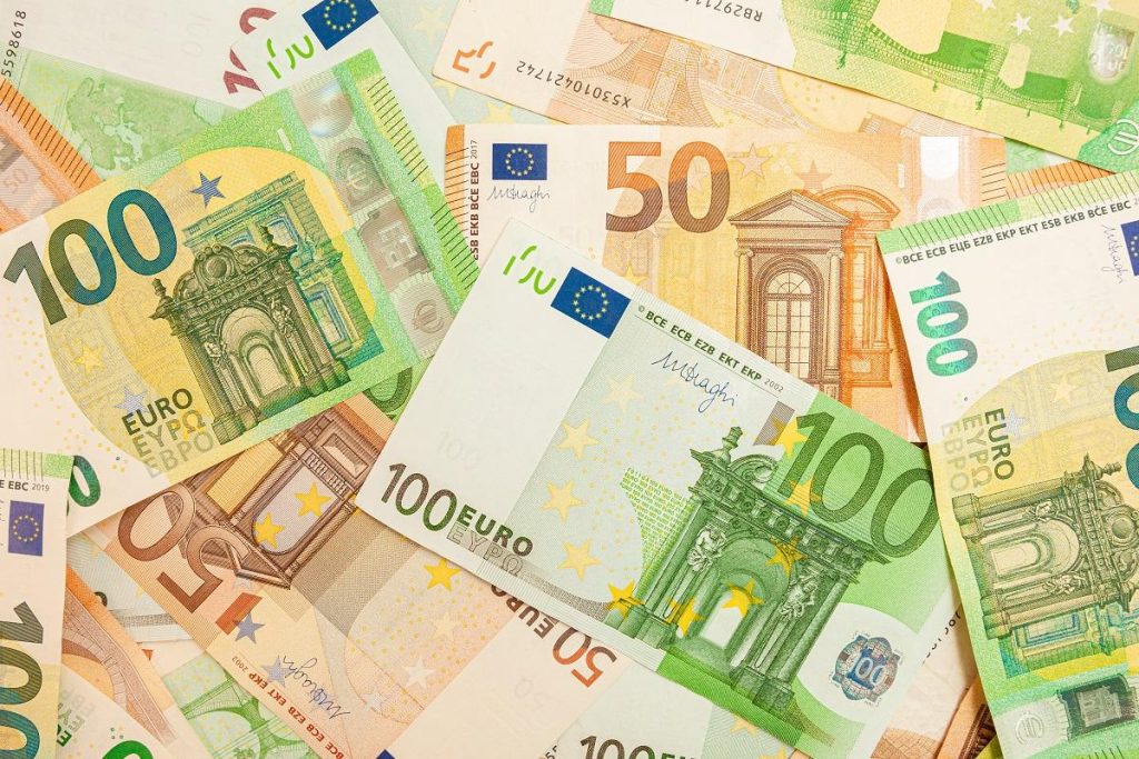 Curs BNR joi, 24 noiembrie 2022. Ce cotație au atins astăzi euro și dolarul