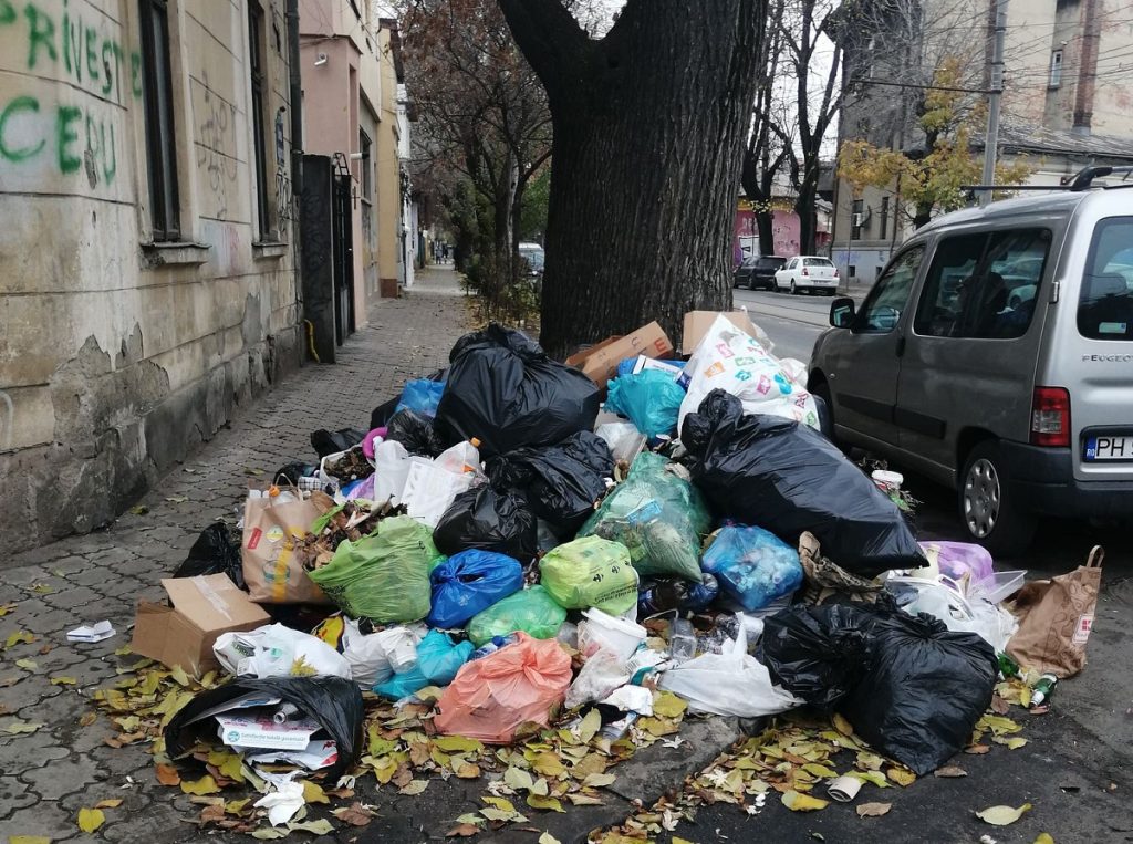 Vor apărea munți de gunoaie și în Sectorul 4? Primăria tocmai a anunțat anularea procedurii de achiziție pentru salubrizare din cauza unor noi modificări legislative în domeniu EXCLUSIV
