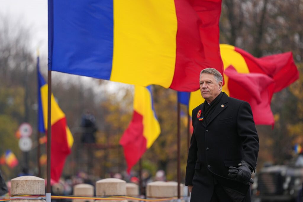 Carmen Iohannis, înlocuită la parada de Ziua națională. O altă femeie a stat lângă Klaus Iohannis