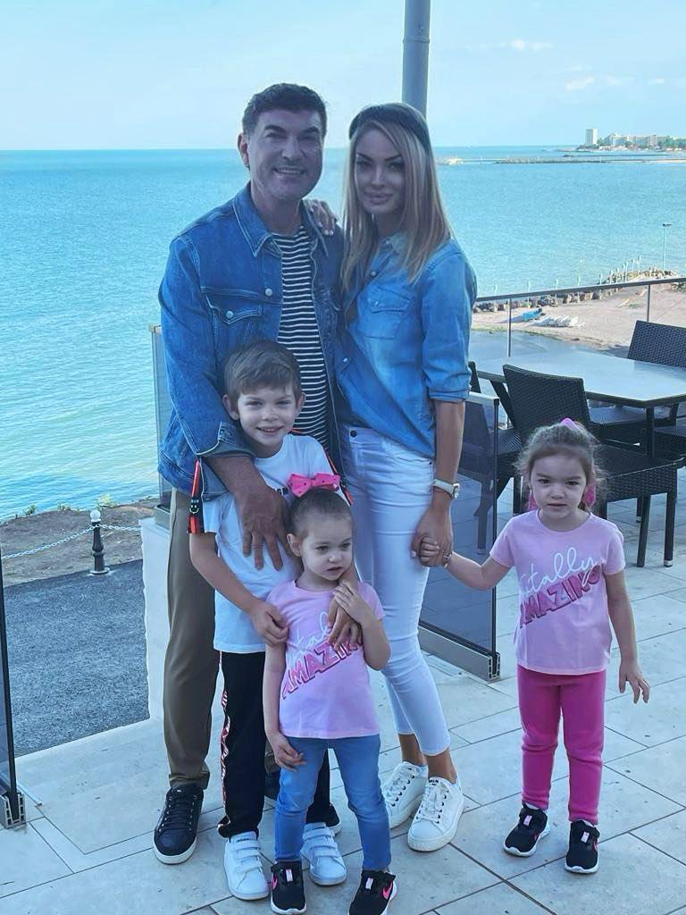 Cristi Borcea, alături de soție și cei trei copii