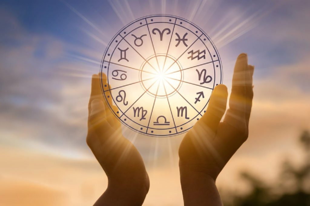 Horoscop Revelion 2023. Racii și Leii vor fi în centrul atenției și au șanse mari să își găsească un nou partener, flirtul este asul lor din mânecă