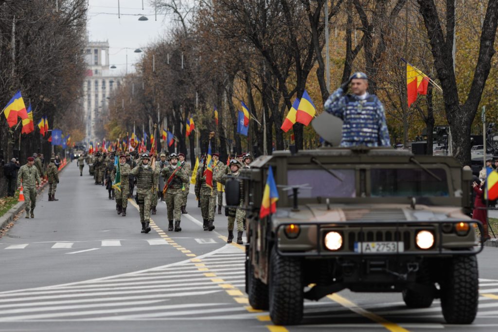 Câți militari participă la parada de Ziua Națională. Avioanele și elicopterele nu au zburat. VIDEO