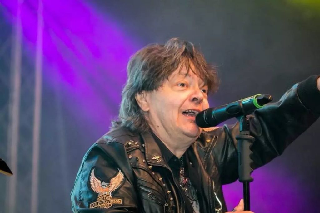 Leo Iorga ar fi împlinit azi 58 de ani. Fiul lui, Edy Iorga, face dezvăluiri: „Am vrut să-l înregistrez în Cartea Recordurilor pentru că a cântat 9 ani cu un singur plămân”. Exclusiv