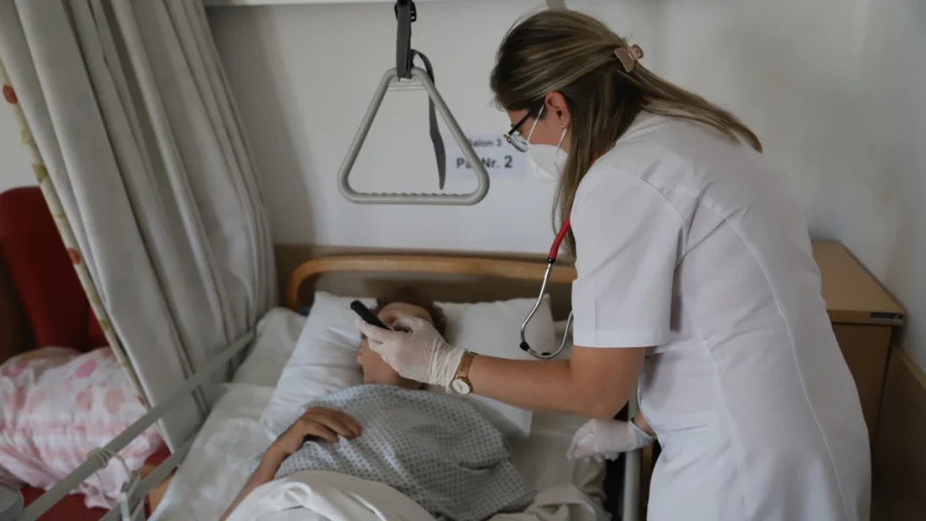 Secţia de pediatrie a Spitalului Judeţean din Bistriţa este la capacitate maximă. Virozele respiratorii au ocupat toate locurile disponibile