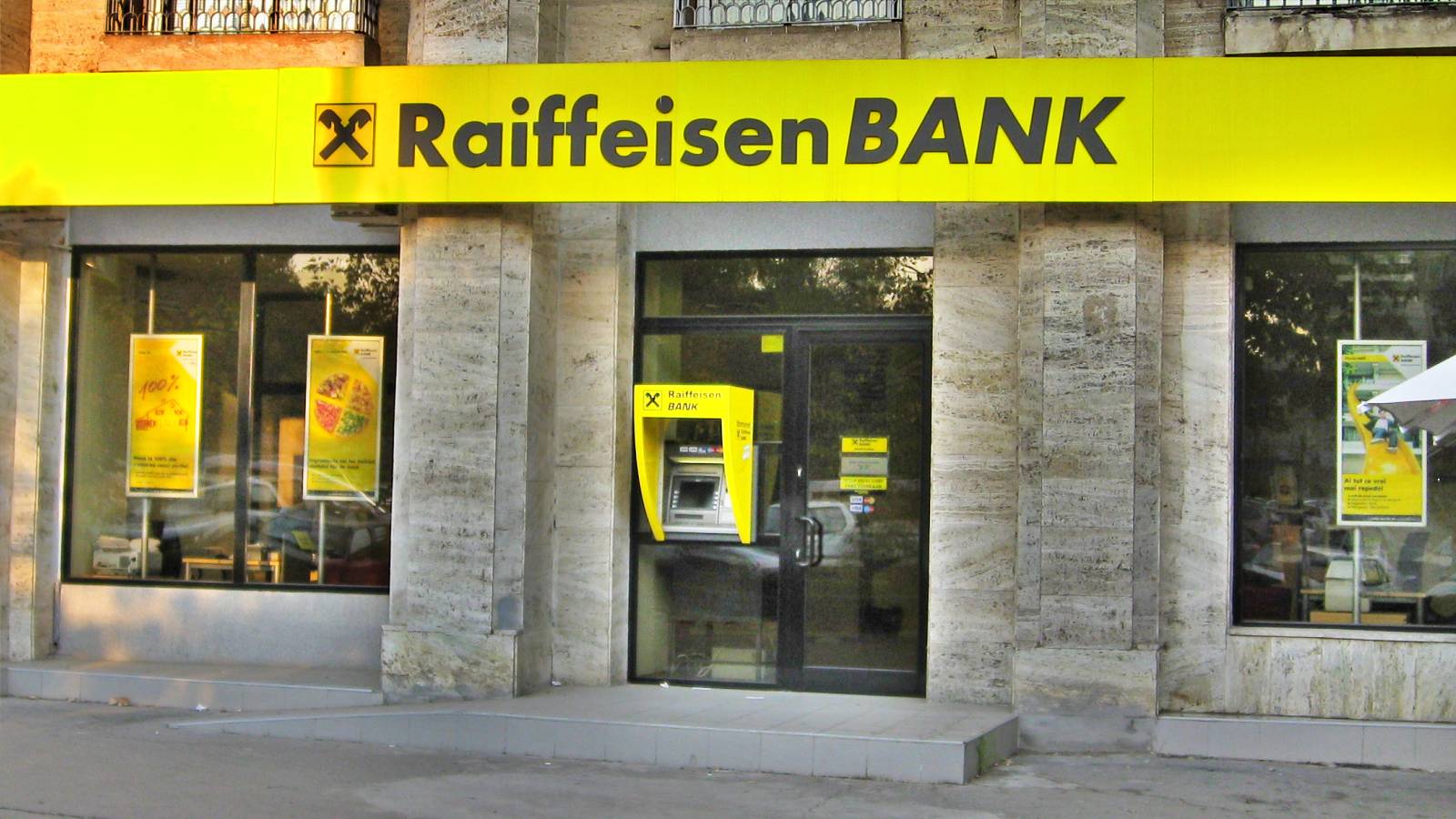 Raiffeisen Bank a început să dea banii înapoi