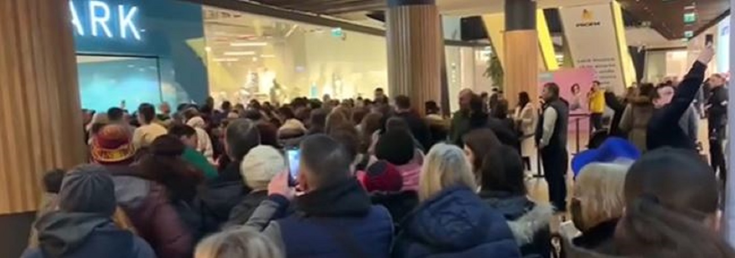 Romanii s-au inghesuit la deschiderea unui nou magazin in Bucuresti