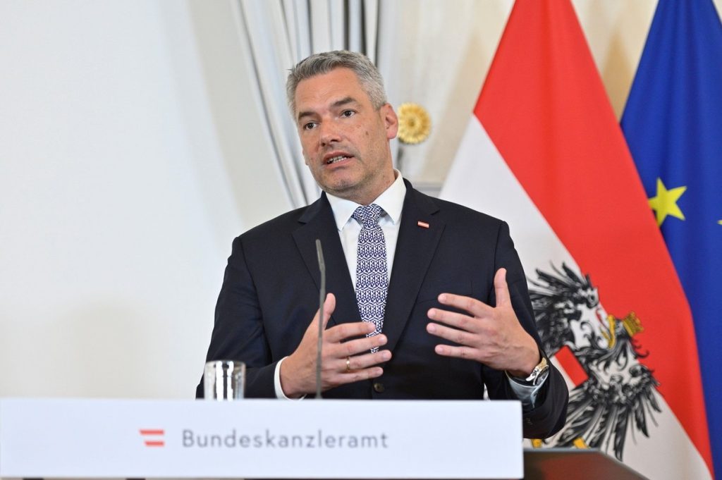 Trecutul nebănuit al cancelarului Austriei. Cum și-a început cariera Karl Nehammer și ce legături are cu serviciile secrete de informații