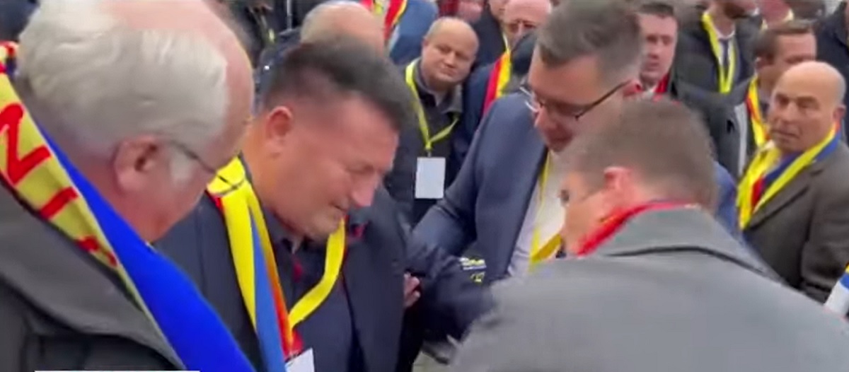 Momentul în care un membru AUR cade pe scări în timpul congresului de la Alba Iulia. Medicii au intervenit imediat