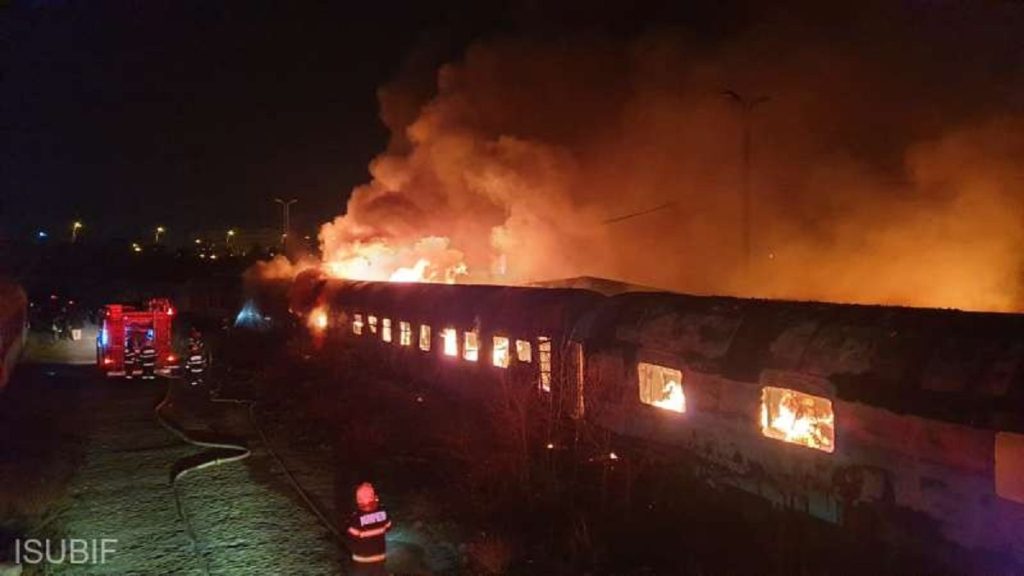 Incendiu în cartierul Giulești. Pompierii au intervenit cu 15 autospeciale