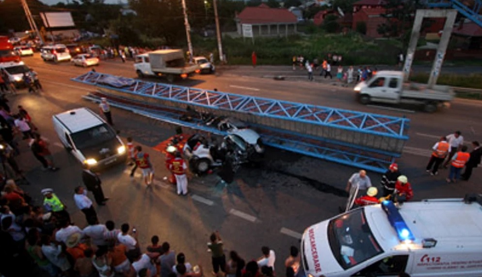 Accidentul de la pasajul Unirii are un echivalent teribil în urmă cu 14 ani. Momentul în care o pasarelă s-a prăbușit pe DN 1