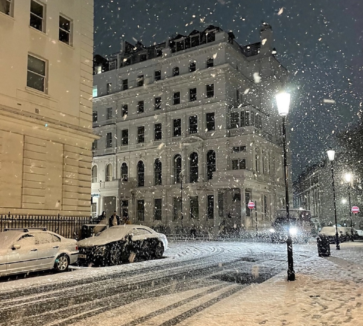 Protest al românilor pe un aeroport din Europa. S-a strigat „Vrem acasă”
