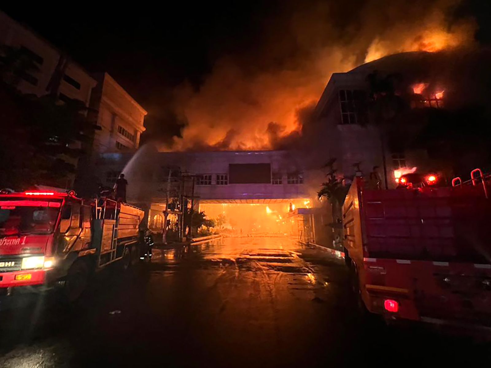 27 de morti in urma incendiului devastator de la un hotel din Cambodgia
