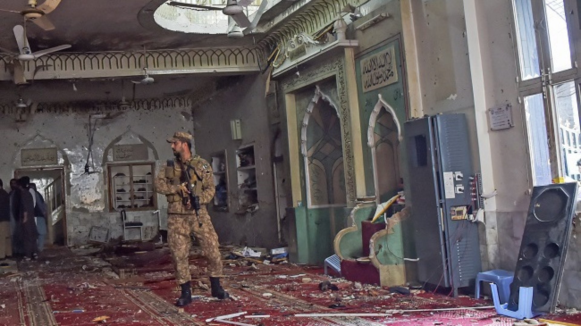 Atentatul cu bomba de luni, dintr-o intr-o moschee din Peshawar