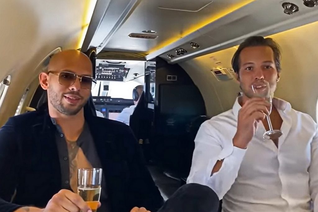 Bodyguard-ul lui Andrew Tate s-a dezlănțuit la adresa acuzatoarelor fostului său angajator. „Sunt proaste, au înțeles greșit”. Bărbatul a fost ofițer la „Doi și-un sfert”