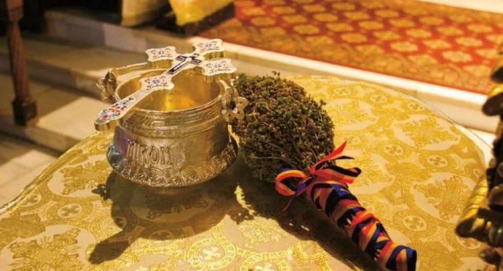 Ce trebuie să faci cu apa sfințită pe care nu o mai folosești. Unde trebuie aruncată agheasma