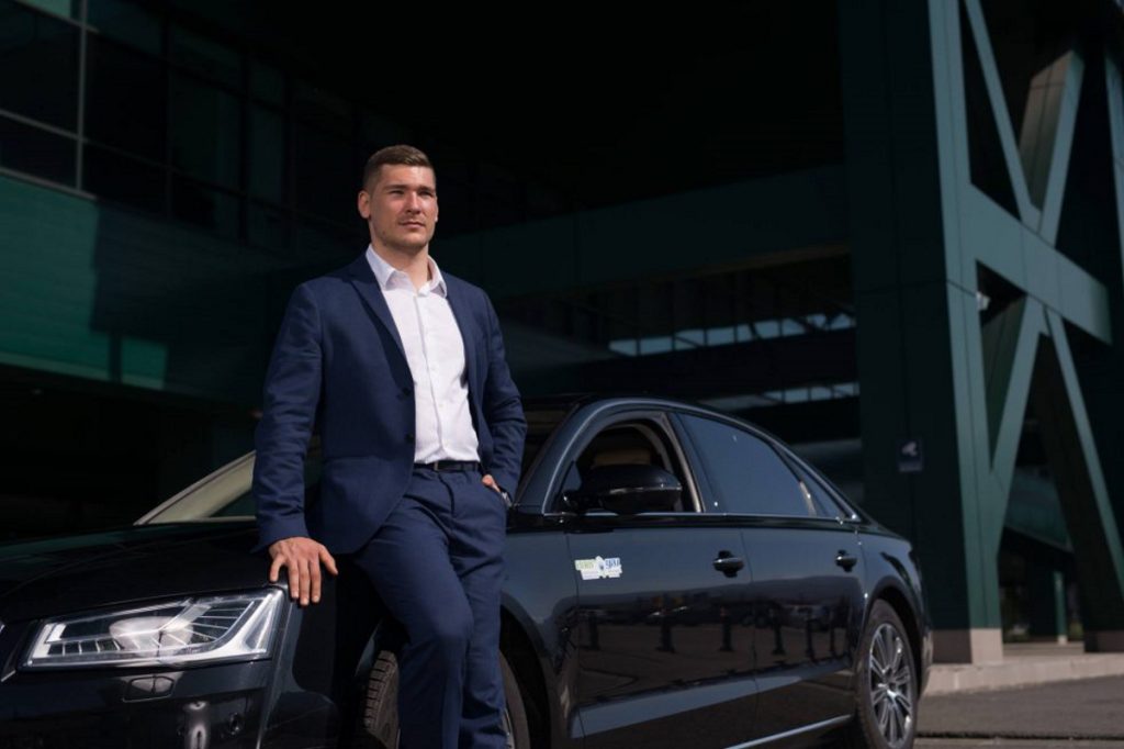 Cel mai tânăr milionar din România a clădit un imperiu lângă Brașov. Afacerea care i-a adus mașini scumpe în garajul vilei de lux și milioane de euro în cont