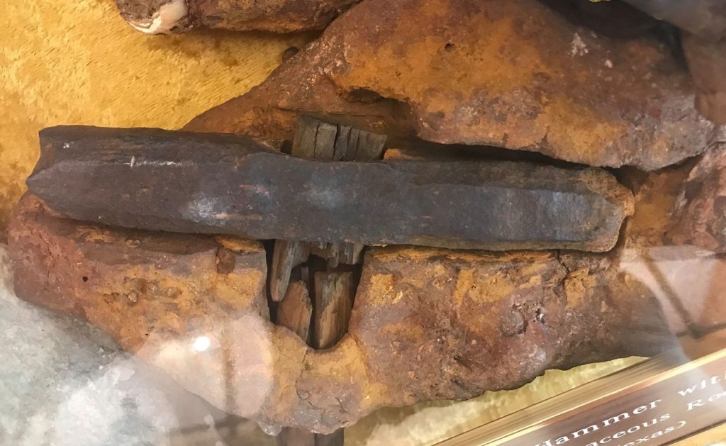 Ciocanul ”modern” ce pare să fi călătorit în timp: cum a ajuns încastrat în piatră și a fascinat cercetătorii