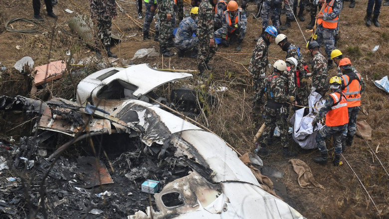 Creste numarul victimelor accidentului aviatic din Nepal