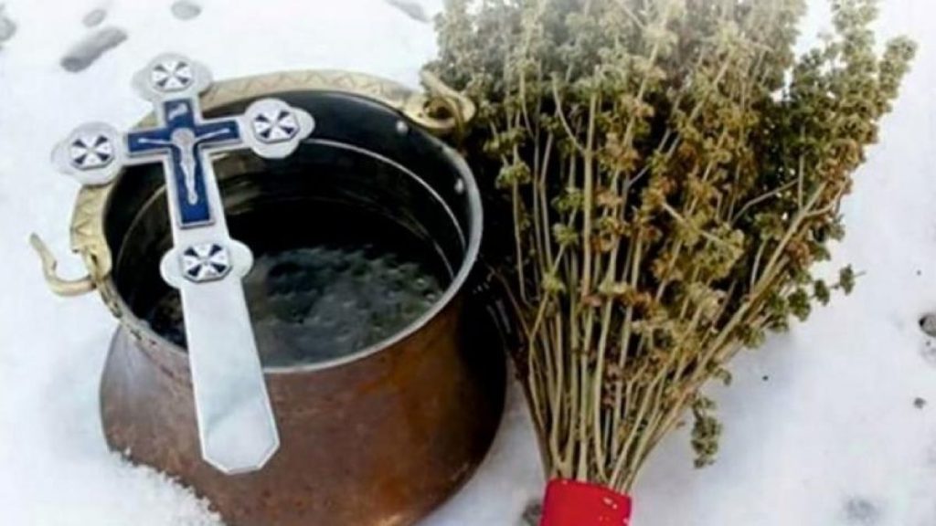 Cum se păstrează apa sfințită de Bobotează. Locul din casă în care este bine să o pui