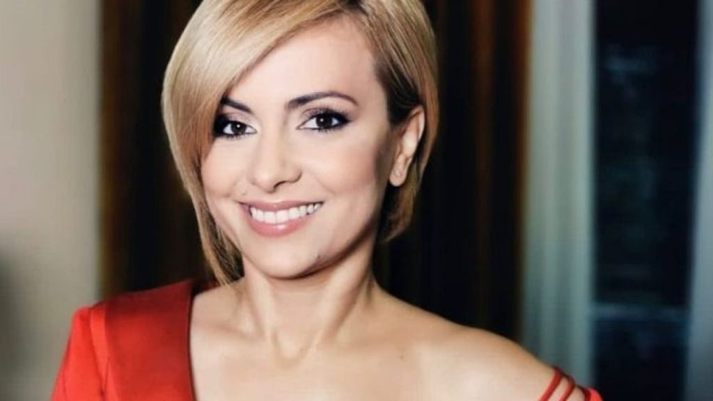 Obiectul pe care Simona Gherghe este obligată să-l poarte după accidentul de la ski. „Doare foarte rău”