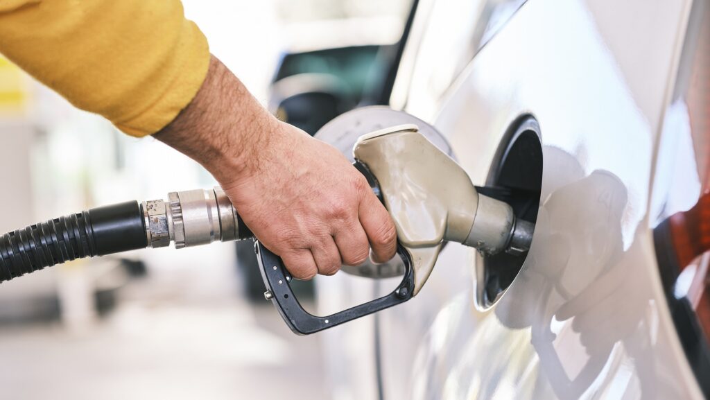 Prețurile carburanților în țările preferate de români pentru vacanțe. În zonele turistice din Grecia, Bulgaria și Turcia, benzina și motorina sunt mai scumpe