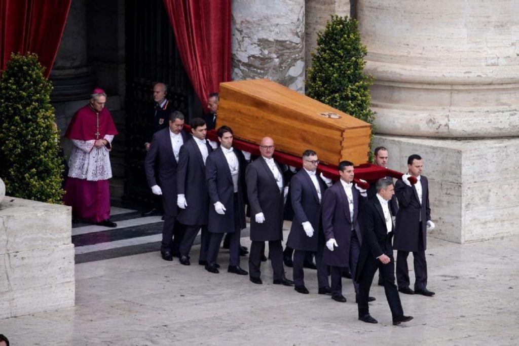 Ritualul special după care este înmormântat Benedict al XVI-lea. Va fi așezat în trei sicrie, ce obiecte se vor afla la interior