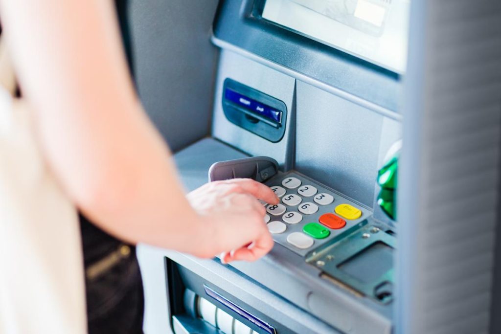 Toți românii care dețin un card bancar trebuie să fie în alertă. Riscă să le dispară banii din cont, avertismentul specialiștilor