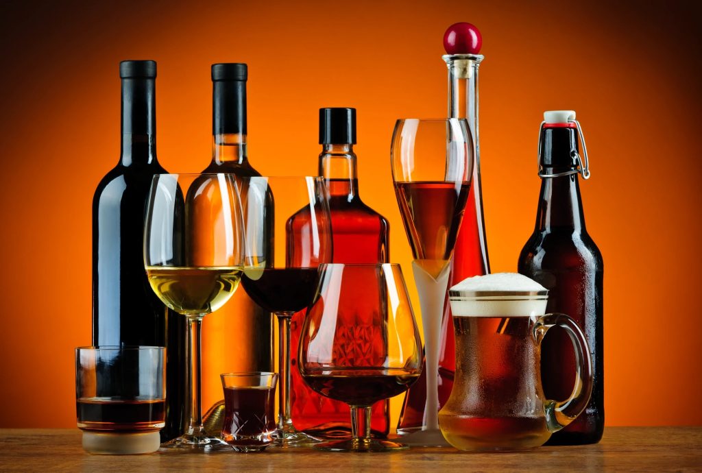 Alcoolul, mai scump începând de anul acesta. Cât de mult cresc prețurile la băuturile vândute la raft