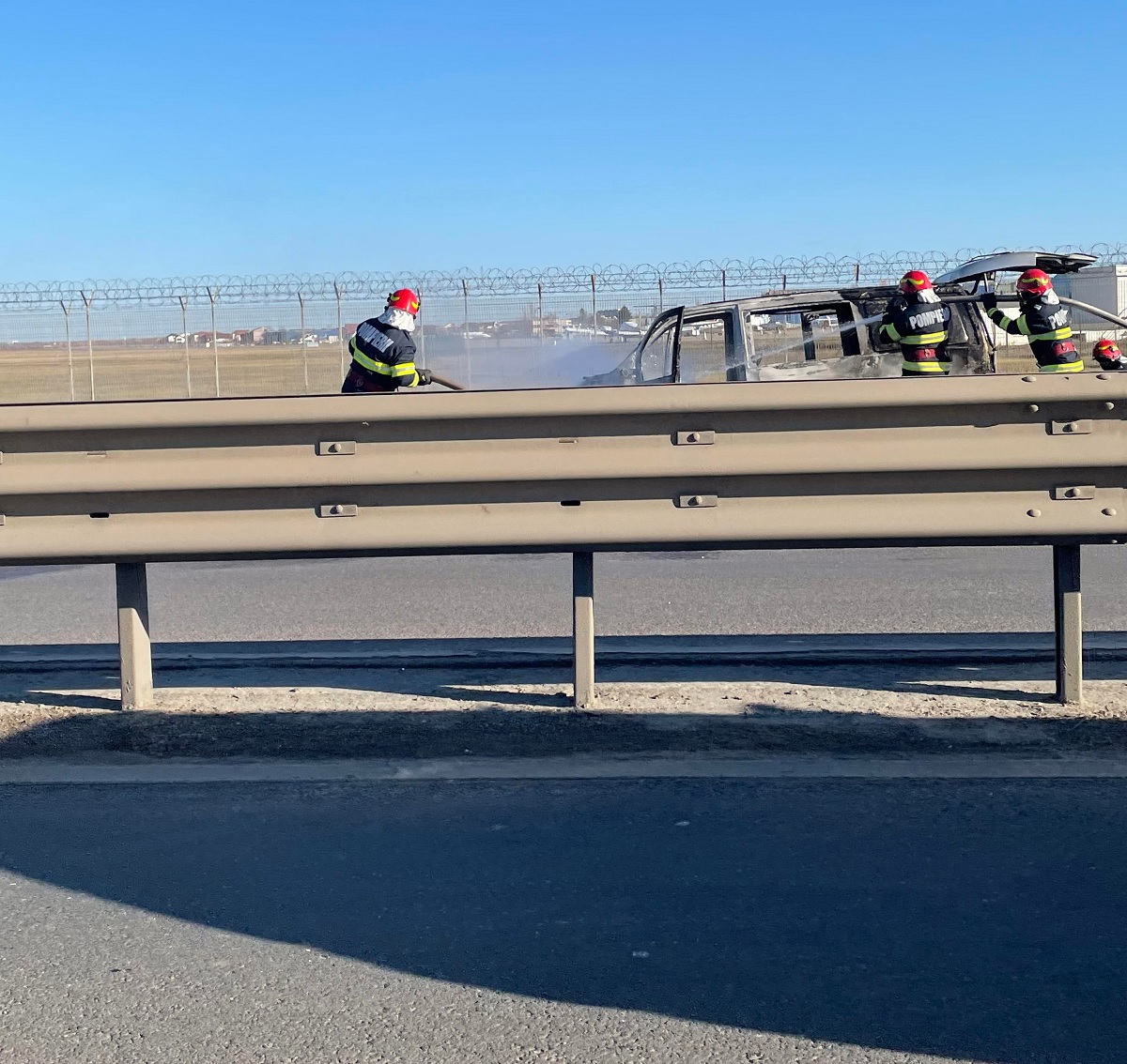 Trafic blocat pe DN1, în zona Băneasa, după ce o mașină a luat foc. Autovehiculul a ars ca o torță