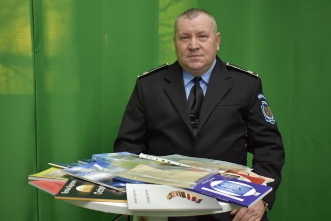 Un politist roman imbina patrularea strazilor cu poezia. Versurile sale apar deja in 15 carti. Mi s-a spus ca incerc sa plagiez