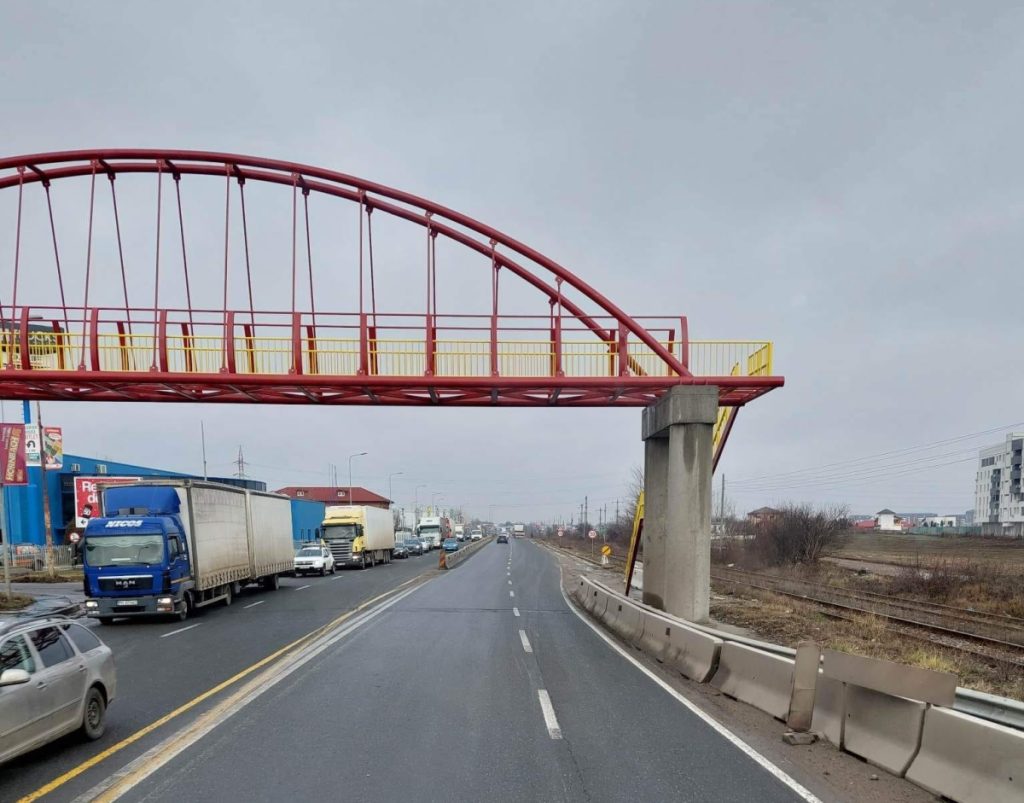 Pasarela de pe centura Bucureștiului care duce în câmp. A fost construită pe prima bandă a șoselei