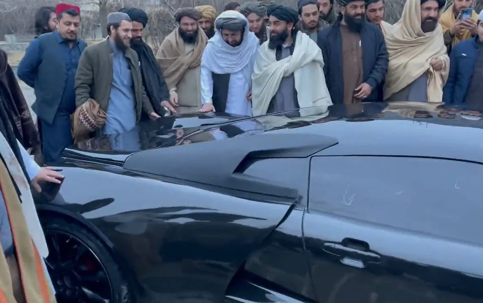 Talibanii au prezentat prima „Supermașină” fabricată în Afganistan. Motor de Toyota și caroserie de Bugatti