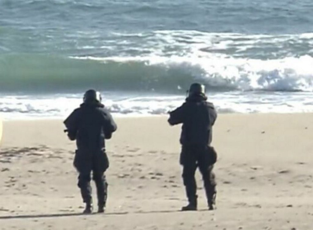 Apariție ciudată pe o plajă din Japonia. Ce au făcut autoritățile după ce o bilă metalică imensă a apărut din mare VIDEO