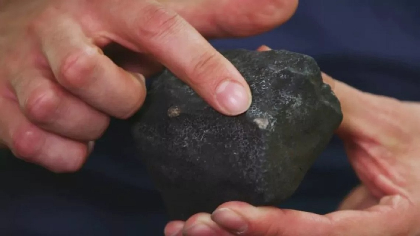Cum recunoști un meteorit, care sunt diferențele față de o piatră: când poți să-l păstrezi