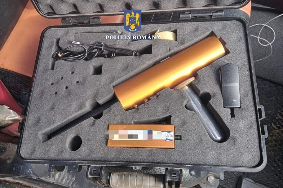 Detectoarele de metale au fost confiscate de cate politisti