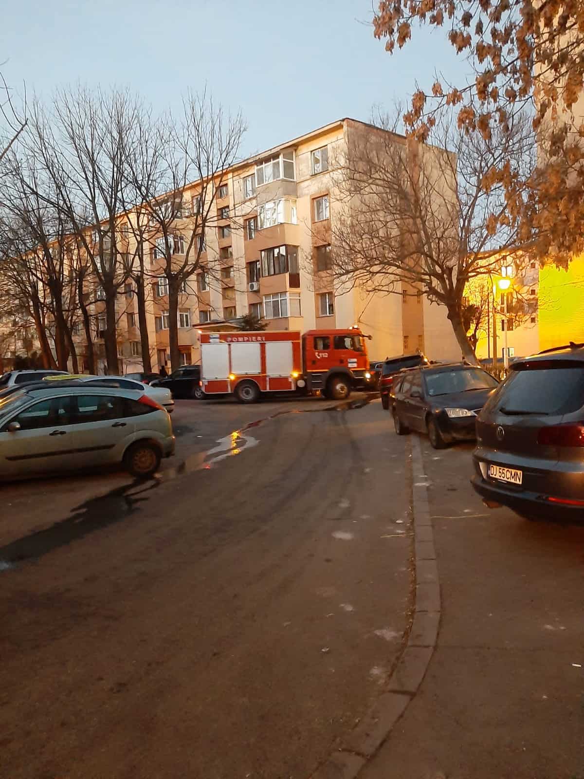 Incendiu puternic intr-un bloc de nefamilisti din Craiova