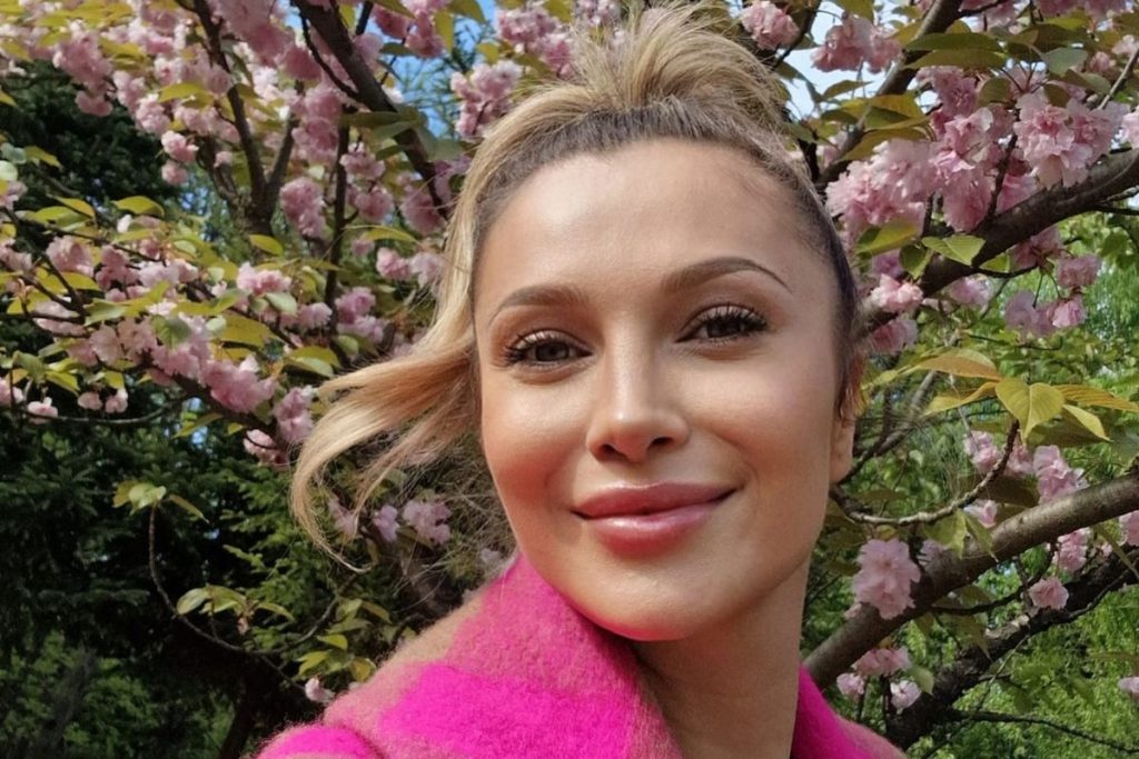 Lora s-a mutat din România și face primele declarații: „Aici oamenii nu se agită atât de mult”