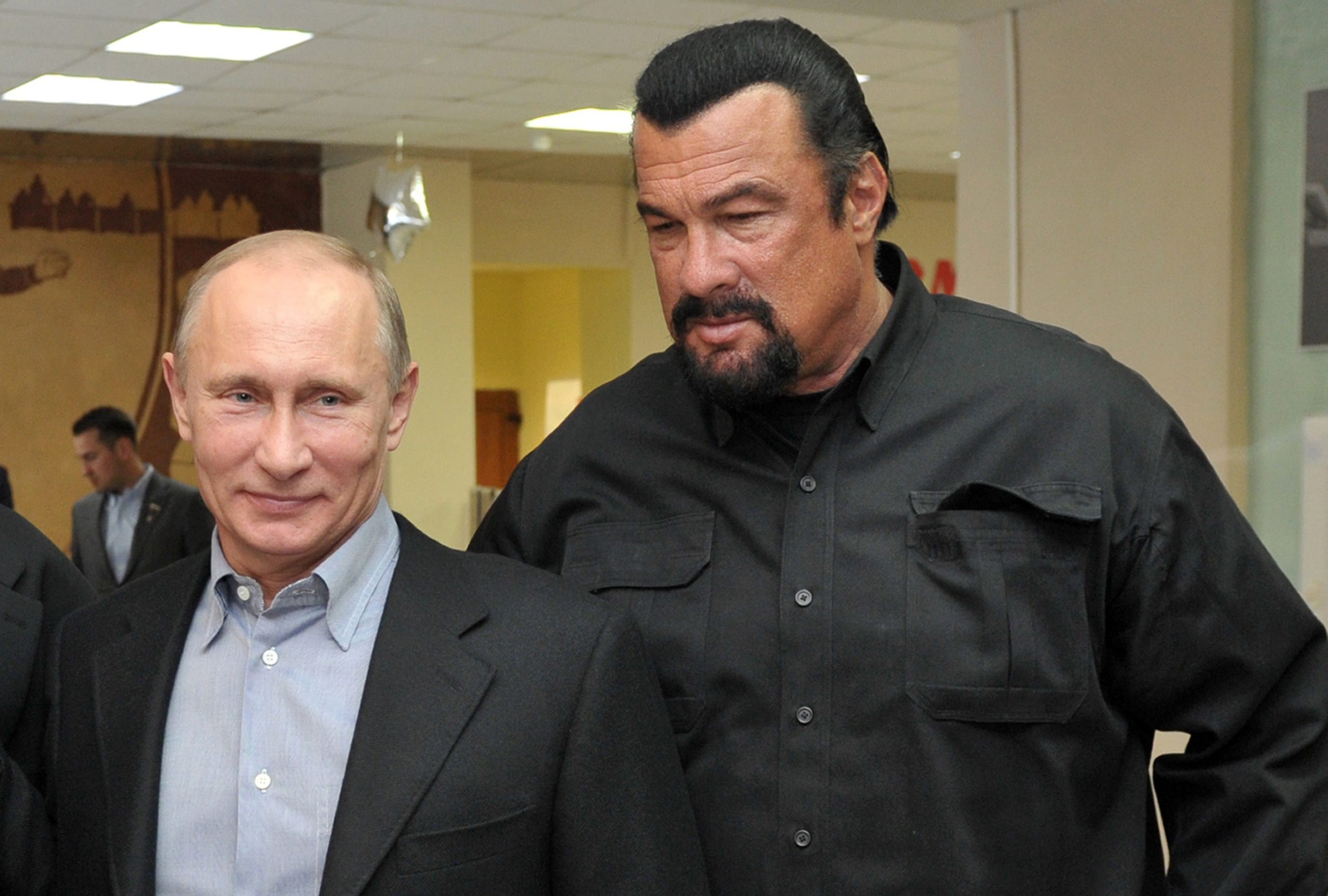 Motivul pentru care Steven Seagal a fost decorat de Vladimir Putin