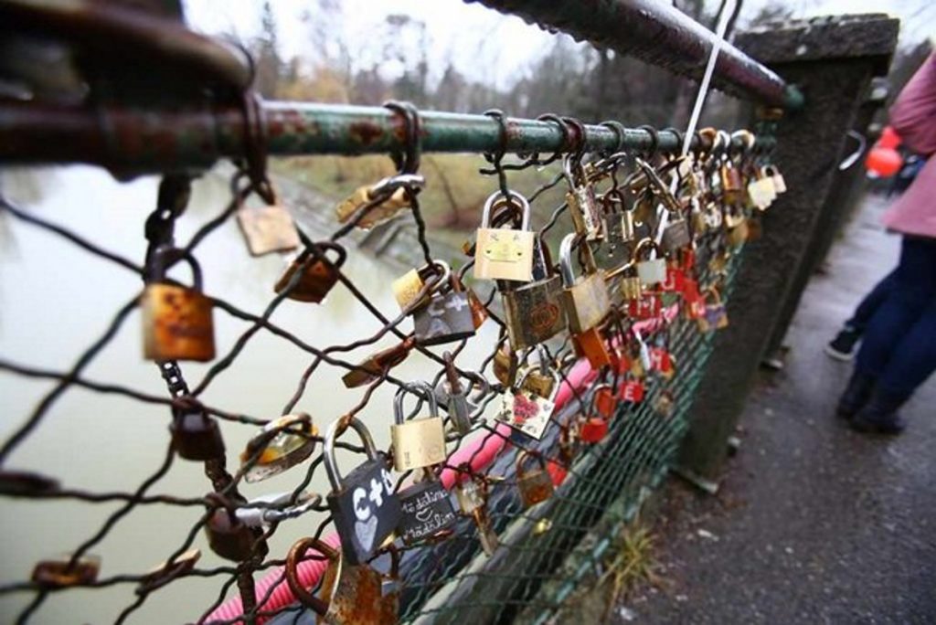 Un pod celebru din Timișoara este în pericol de prăbușire. Pilonii de rezistență sunt prinși cu sârmă