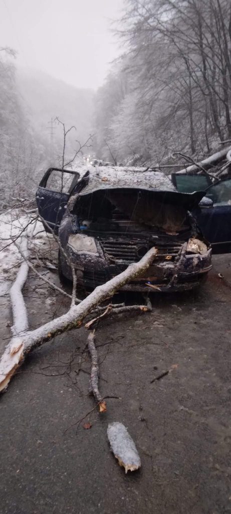 Vremea rea face victime, un băiat de 14 ani a murit în Reșița. ISU se pregătește de o noapte teribilă, în vestul țării sunt pene de curent