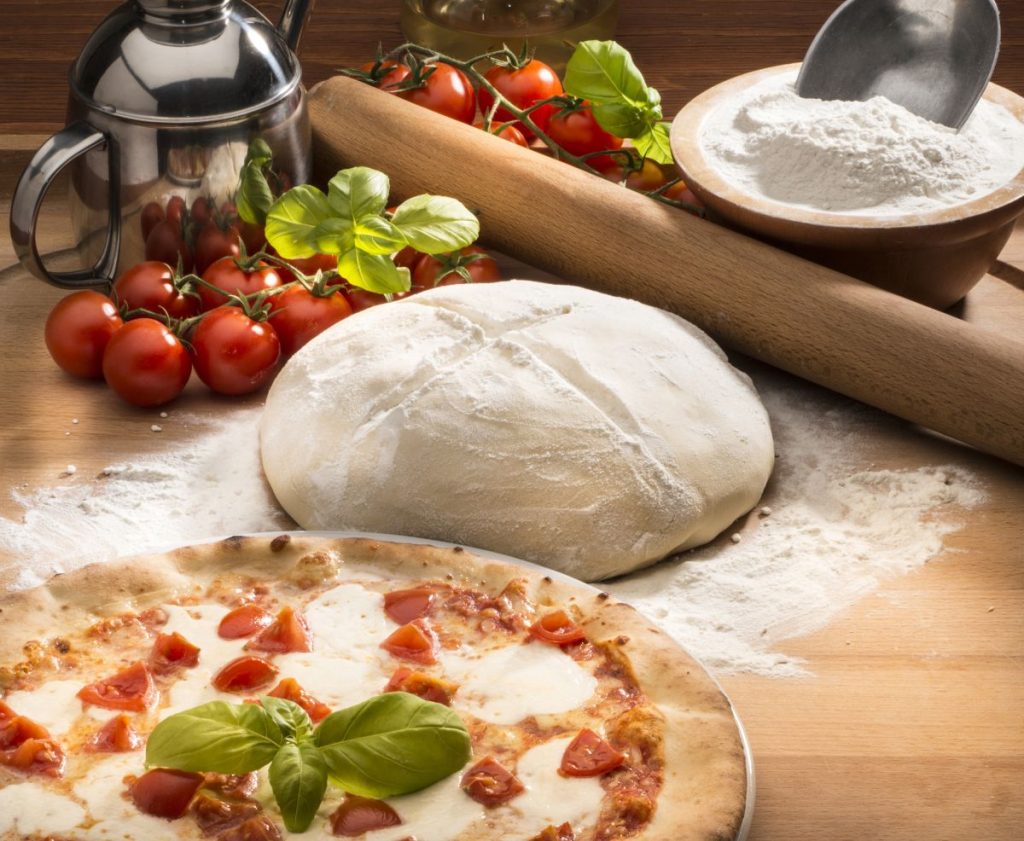 Cum pregătești un aluat de pizza fără frământare la tine acasă. Iese la fel de bun ca în Italia