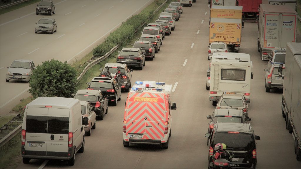 Obiceiul greșit al șoferilor, când întâlnesc o autospecială cu girofar pe drum. Explicații lui Titi Aur, ce nu trebuie să facă sub nicio formă