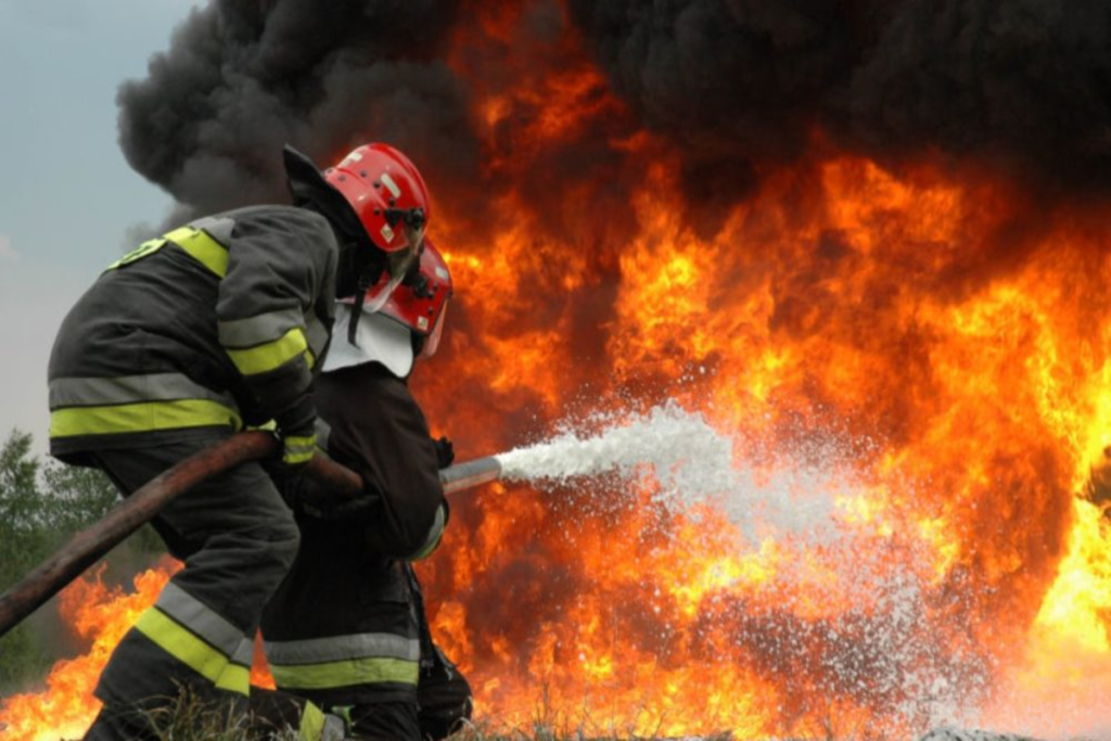 Incendiu masiv la o centrală termică din Satu Mare. Trei ore a durat intervenția pompierilor