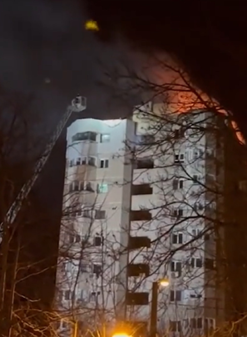 Arde acoperișul unui bloc din Constanța. 37 de persoane au fost evacuate de pompieri