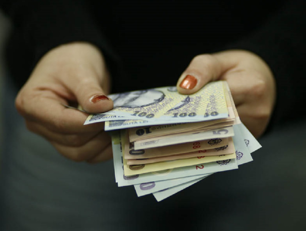 Guvernul vrea să taie din finanțele pentru indemnizațiile maternale. Proiectul de lege care lasă mamele fără venituri importante