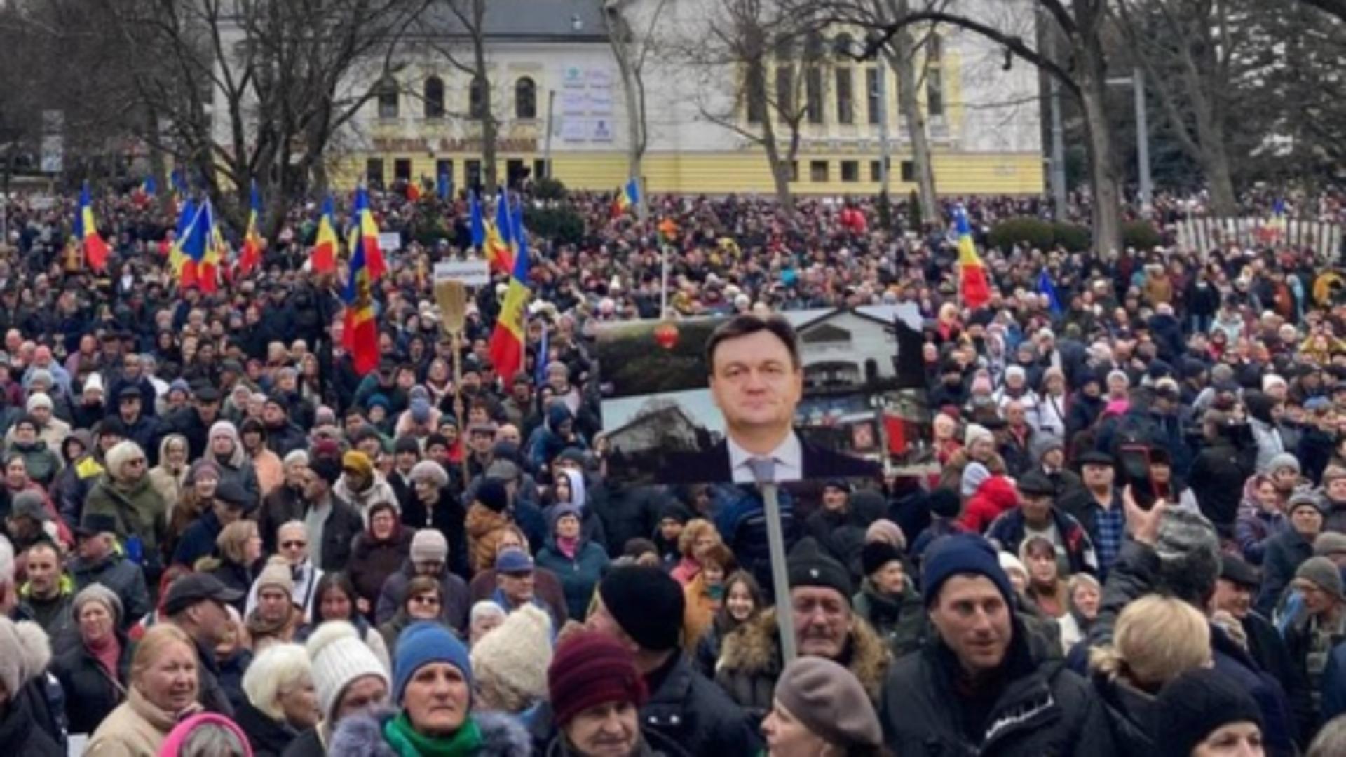 Protestul pro-rus de la Chișinău: se scandează „Jos Maia Sandu”. Contramanifestație cu steagurile României și ale NATO